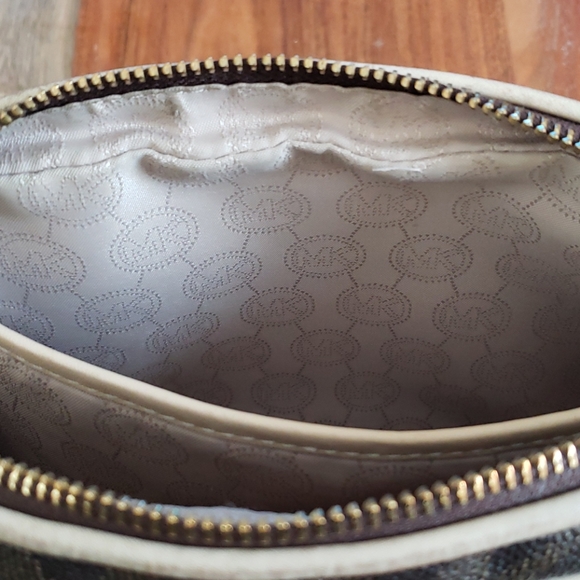 Michael Kors Crossbody - Picture 8 of 8